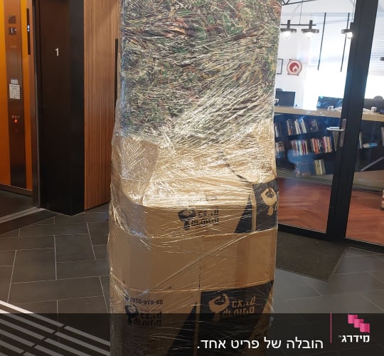 ארגזים עטופים בניילון על עגלה ניידת